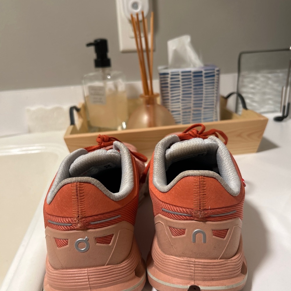 ON CLOUD RUNNING SHOES - Picture 3 of 3